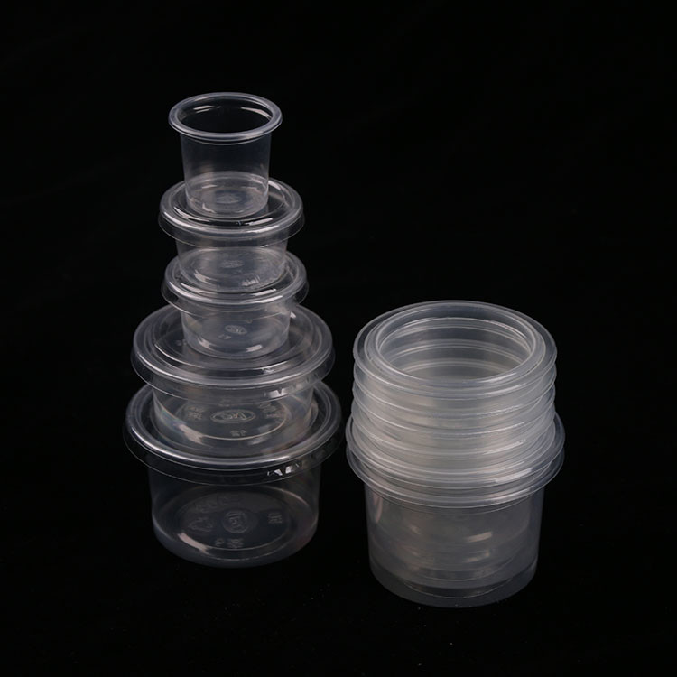 ふたのプラスチック部分のコップJelloはソース軽食を見本抽出するためのコップを撃った