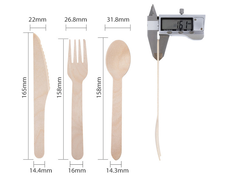 Ecoの友好的で使い捨て可能な木製の食事用器具類の袋と置かれる木のナイフのフォークのスプーン